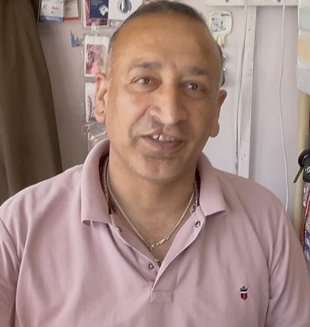 ठियोग नगर परिषद के वार्ड नंबर एक में पार्किंग की कमी के चलते सडक़ किनारे खड़े हो रहे वाहन। संवाद
