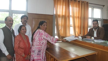 धर्मशाला नगर निगम चुनाव में वार्ड चार से नामांकन भरते हुए पूर्व महापौर व कांग्रेस प्रत्याशी नीन