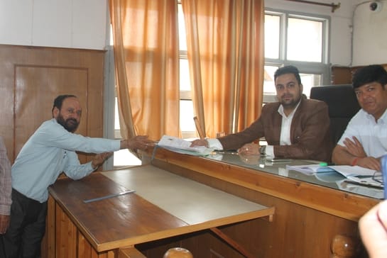 धर्मशाला नगर निगम चुनाव में वार्ड चार से नामांकन भरते हुए पूर्व महापौर व कांग्रेस प्रत्याशी नीन