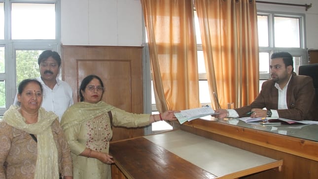 धर्मशाला नगर निगम चुनाव में वार्ड चार से नामांकन भरते हुए पूर्व महापौर व कांग्रेस प्रत्याशी नीन