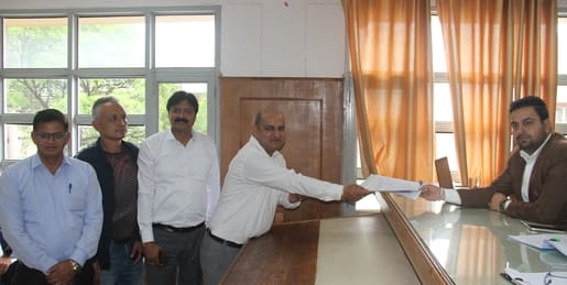 धर्मशाला नगर निगम चुनाव में वार्ड चार से नामांकन भरते हुए पूर्व महापौर व कांग्रेस प्रत्याशी नीन