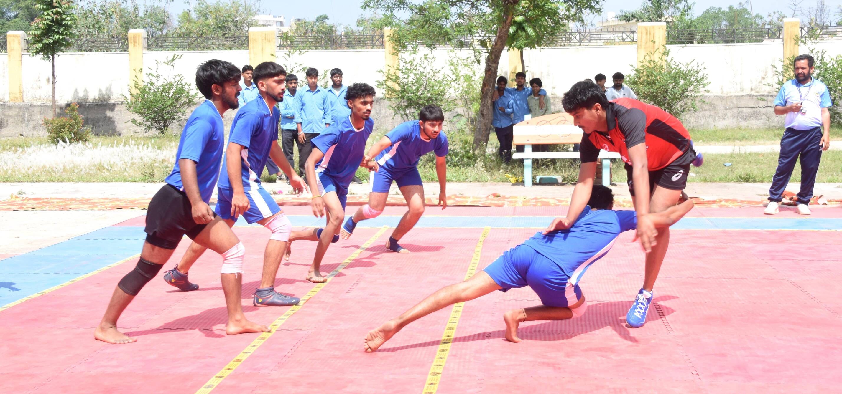 ...ऊना आईटीआई में चल रही जिला स्तरीय खेलकूद प्रतियोगिता दमखम दिखाते खिलाड़ी। संवाद सोहन चौधरी