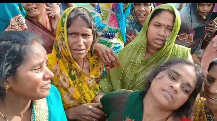 विंध्याचल के कठवैया गांव कर्णावती नदी में मिला पत्थर बंधा शव।  स्रोत- सवाद