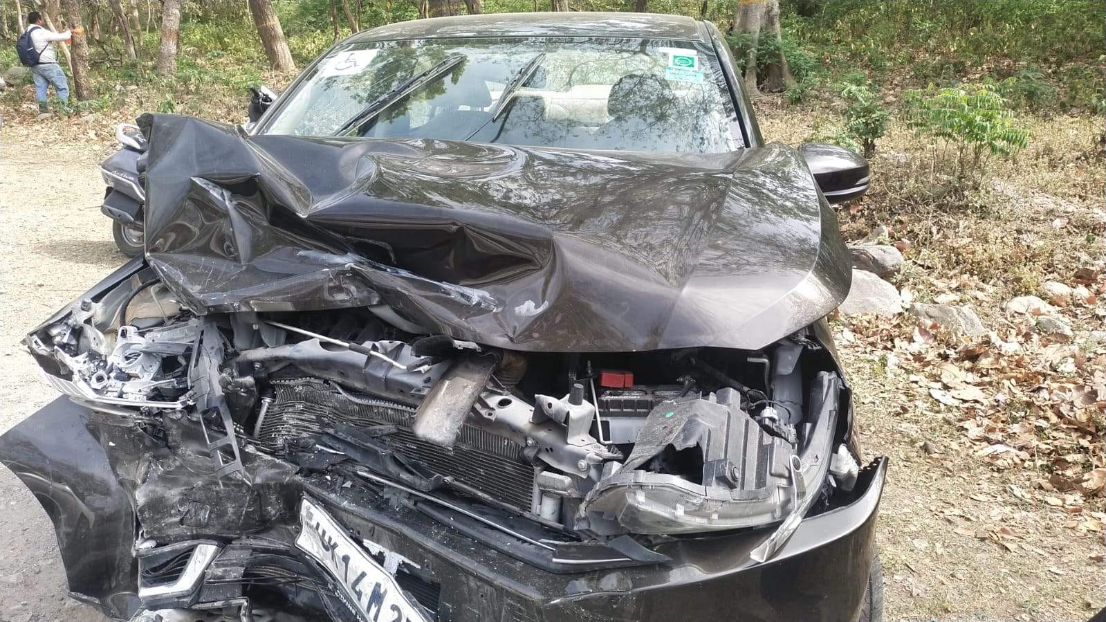 01- देहरादून रोड स्थित जंगलात चौकी के समीप टायर फटने से क्षतिग्रस्त वाहन।संवाद