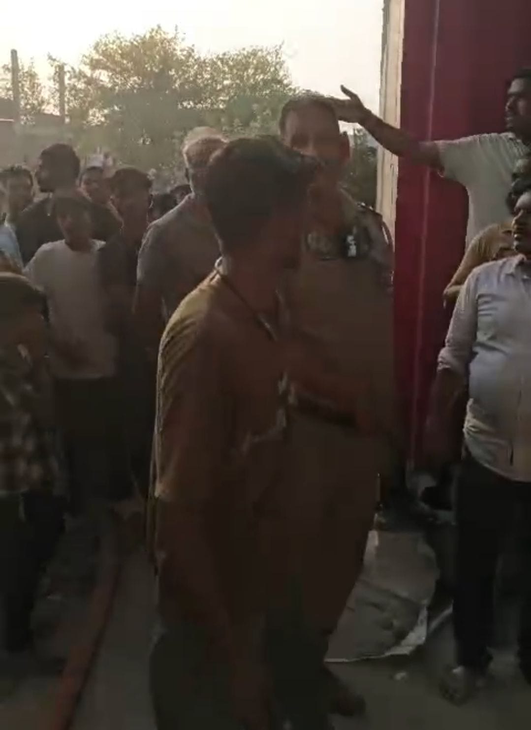 आग बुझाते दमकलकर्मी।