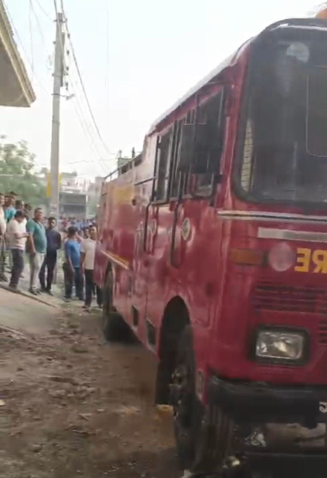 आग बुझाते दमकलकर्मी।