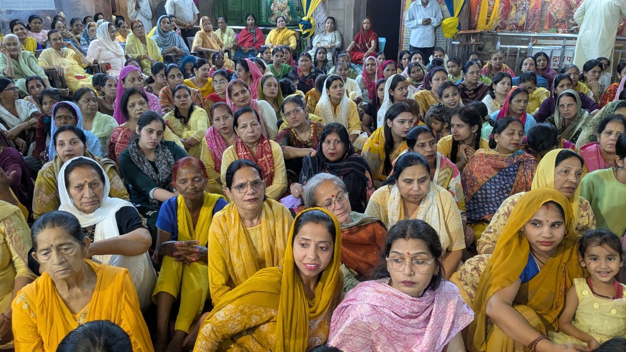 अंबाला छावनी के गोविंद नगर स्थित श्री बांके बिहार मंदिर में प्रवचन करते कथावाचक। प्रवक्ता