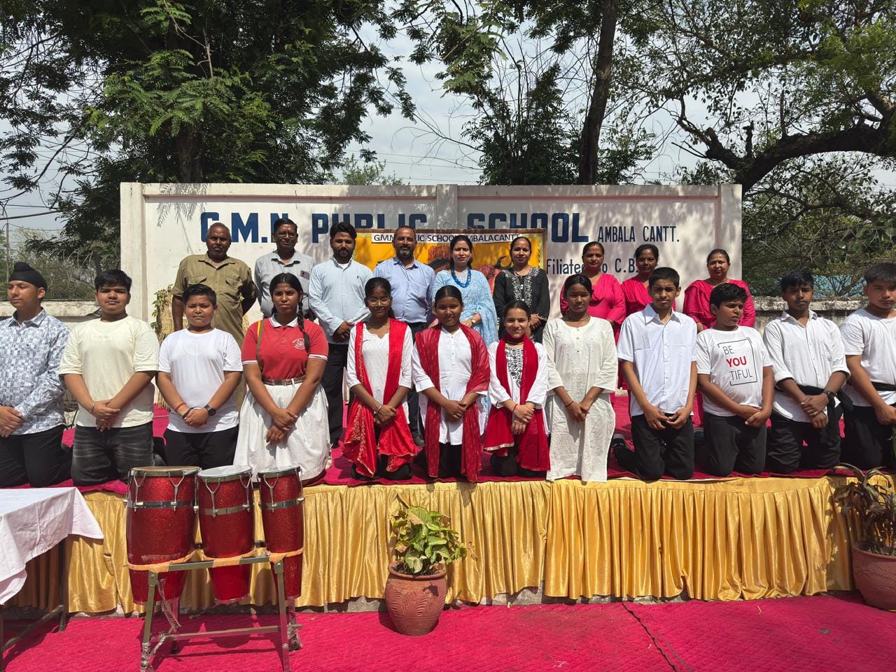 अंबाला सिटी के मुरलीधर डीएवी स्कूल में कार्यक्रम के दौरान मौजूद प्राचार्य व बच्चे। प्रवक्ता