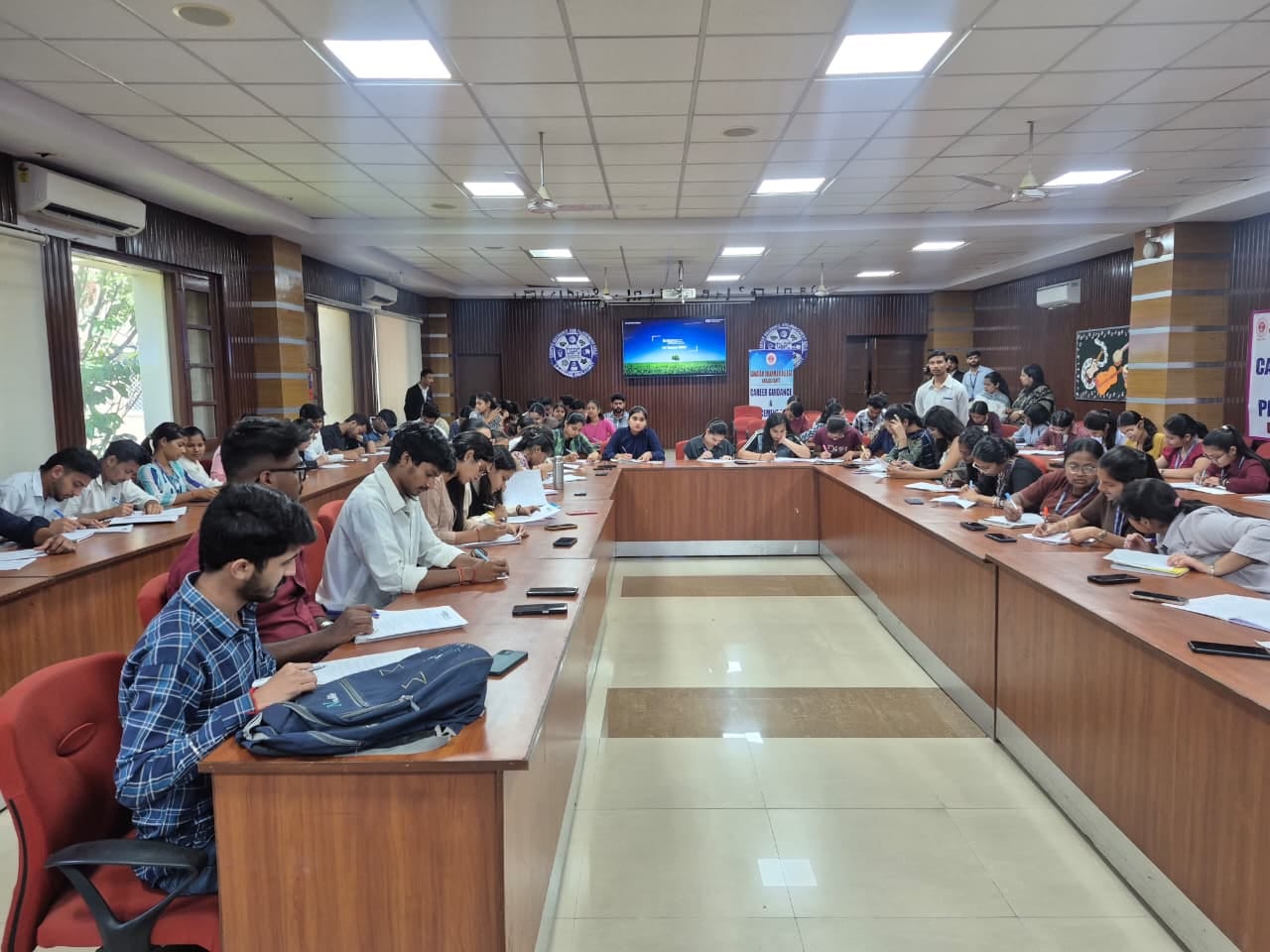 अंबाला सिटी के मुरलीधर डीएवी स्कूल में कार्यक्रम के दौरान मौजूद प्राचार्य व बच्चे। प्रवक्ता