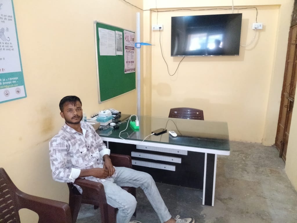 अर्बन आयुष्मान आरोग्य मंदिर अजुहा में दवा कराने आई रीता देवी, नहीं मिले डॉक्टर। संवाद