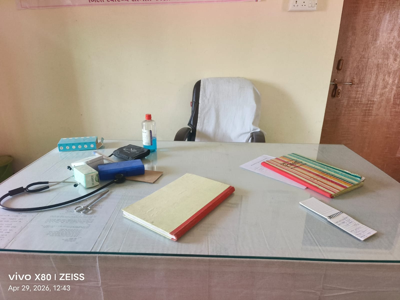 अर्बन आयुष्मान आरोग्य मंदिर अजुहा में दवा कराने आई रीता देवी, नहीं मिले डॉक्टर। संवाद