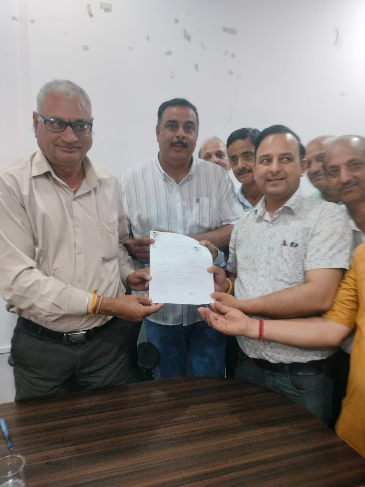 बिलासपुर नगर परिषद में वार्ड 6 से नामांकन करती अंकिता ठाकुर। स्रोत: कांग्रेस