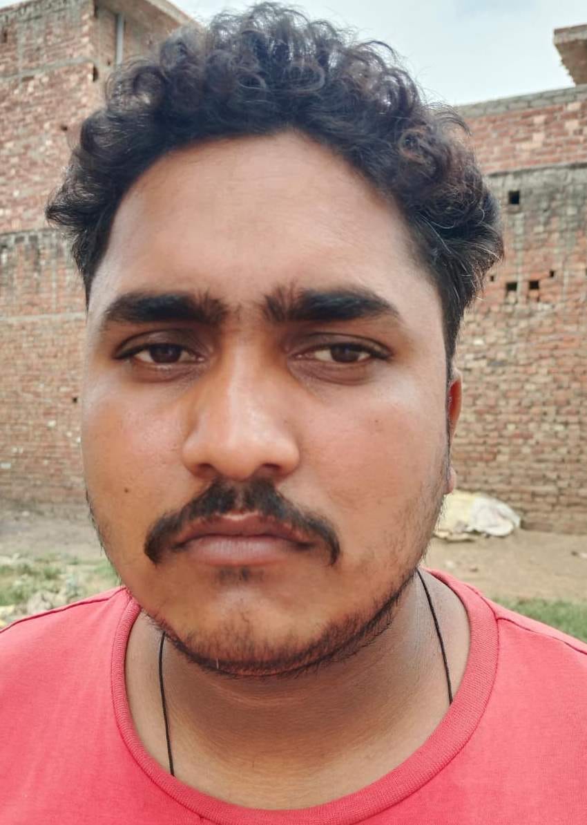 बनियाठेर के गांव रसूलपुर कैली में जलभराव और कीचड़ के बीच होकर गुजरती महिलाएं - संवाद