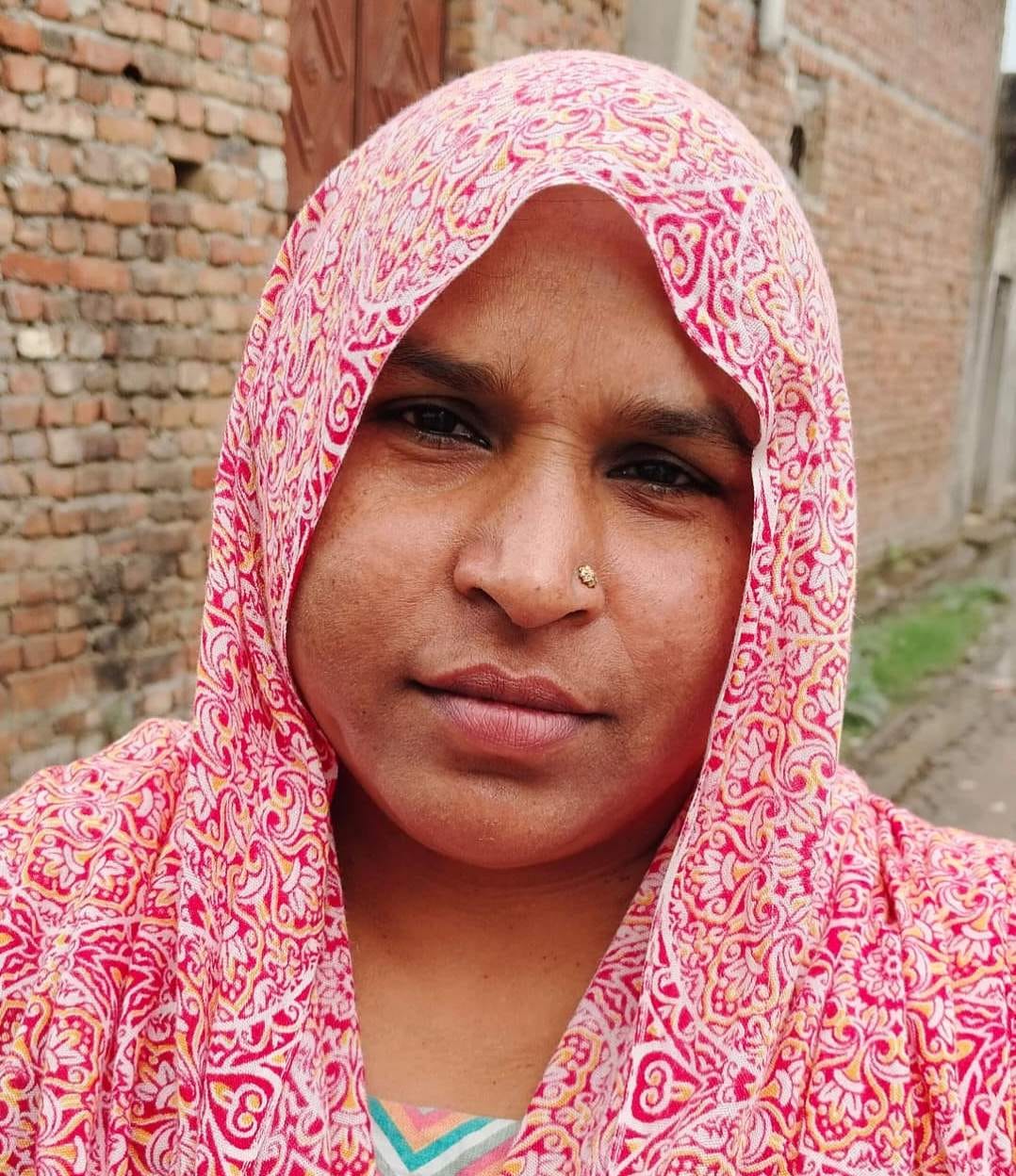 बनियाठेर के गांव रसूलपुर कैली में जलभराव और कीचड़ के बीच होकर गुजरती महिलाएं - संवाद