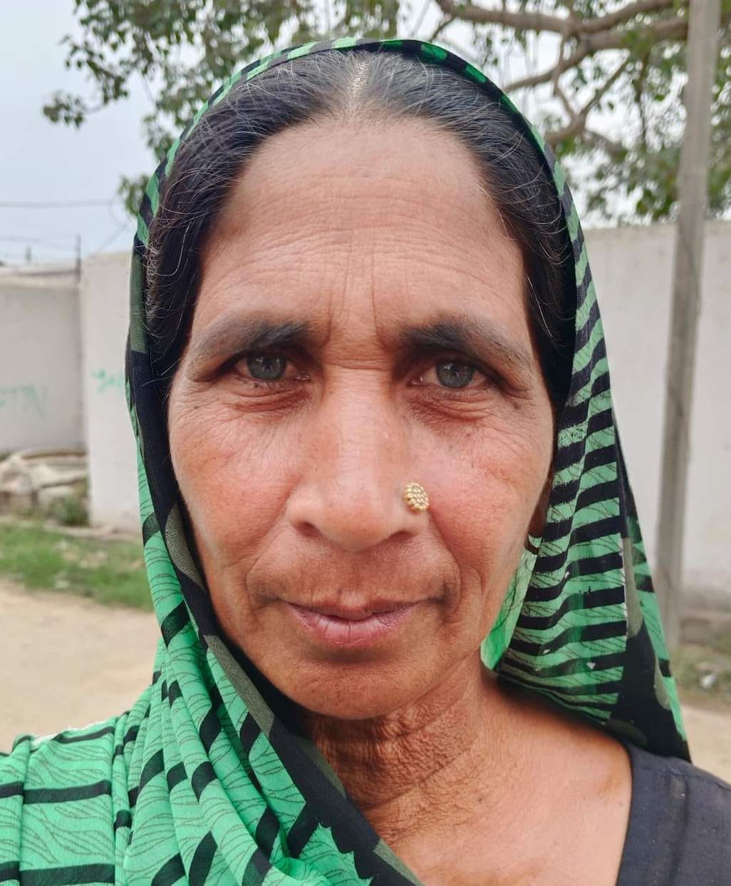 बनियाठेर के गांव रसूलपुर कैली में जलभराव और कीचड़ के बीच होकर गुजरती महिलाएं - संवाद