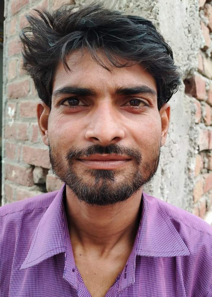 बनियाठेर के गांव रसूलपुर कैली में जलभराव और कीचड़ के बीच होकर गुजरती महिलाएं - संवाद