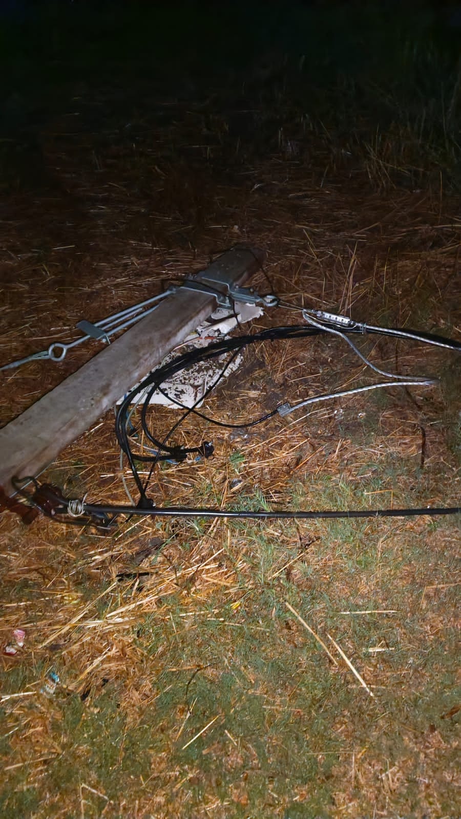 बुधवार को आसमान में घने बादल छाए रहने के साथ-साथ तेज धूलभरी आंधी से गाड़ी की लाइट जलाकर जाते चा