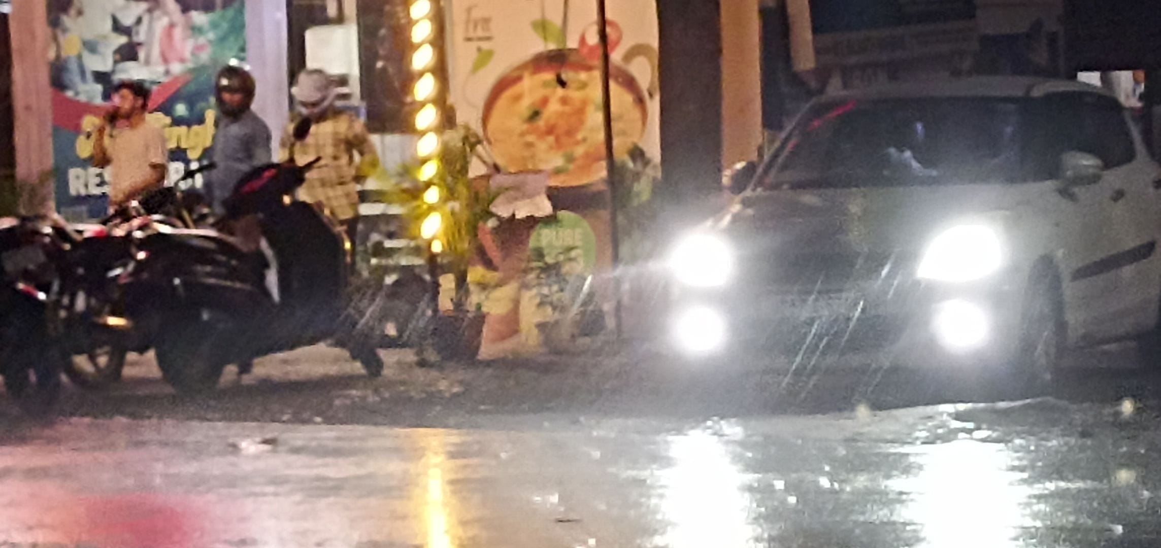 बुधवार को आसमान में घने बादल छाए रहने के साथ-साथ तेज धूलभरी आंधी से गाड़ी की लाइट जलाकर जाते चा