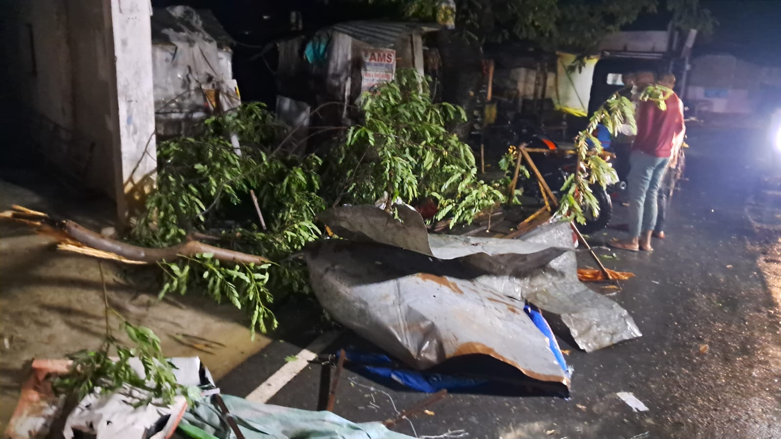 बुधवार को आसमान में घने बादल छाए रहने के साथ-साथ तेज धूलभरी आंधी से गाड़ी की लाइट जलाकर जाते चा