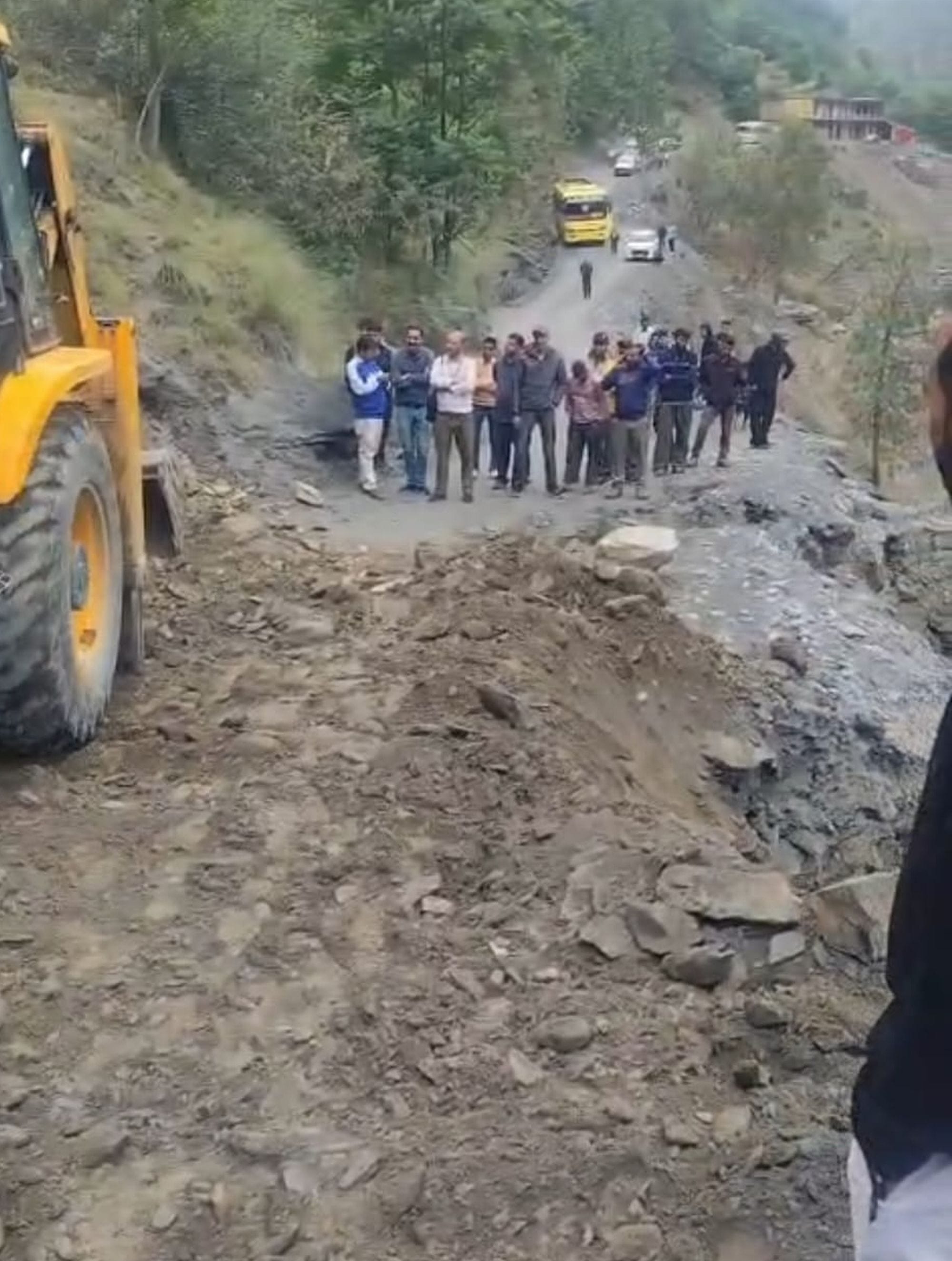 चंबा में चूड़ी के पास क्षतिग्रस्त सड़क।संवाद