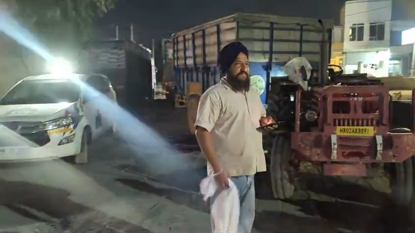 छछरौली अनाजमंडी में पकड़ी यूपी से आई गेहूं की ट्रैक्टर-ट्रॉली। संवाद