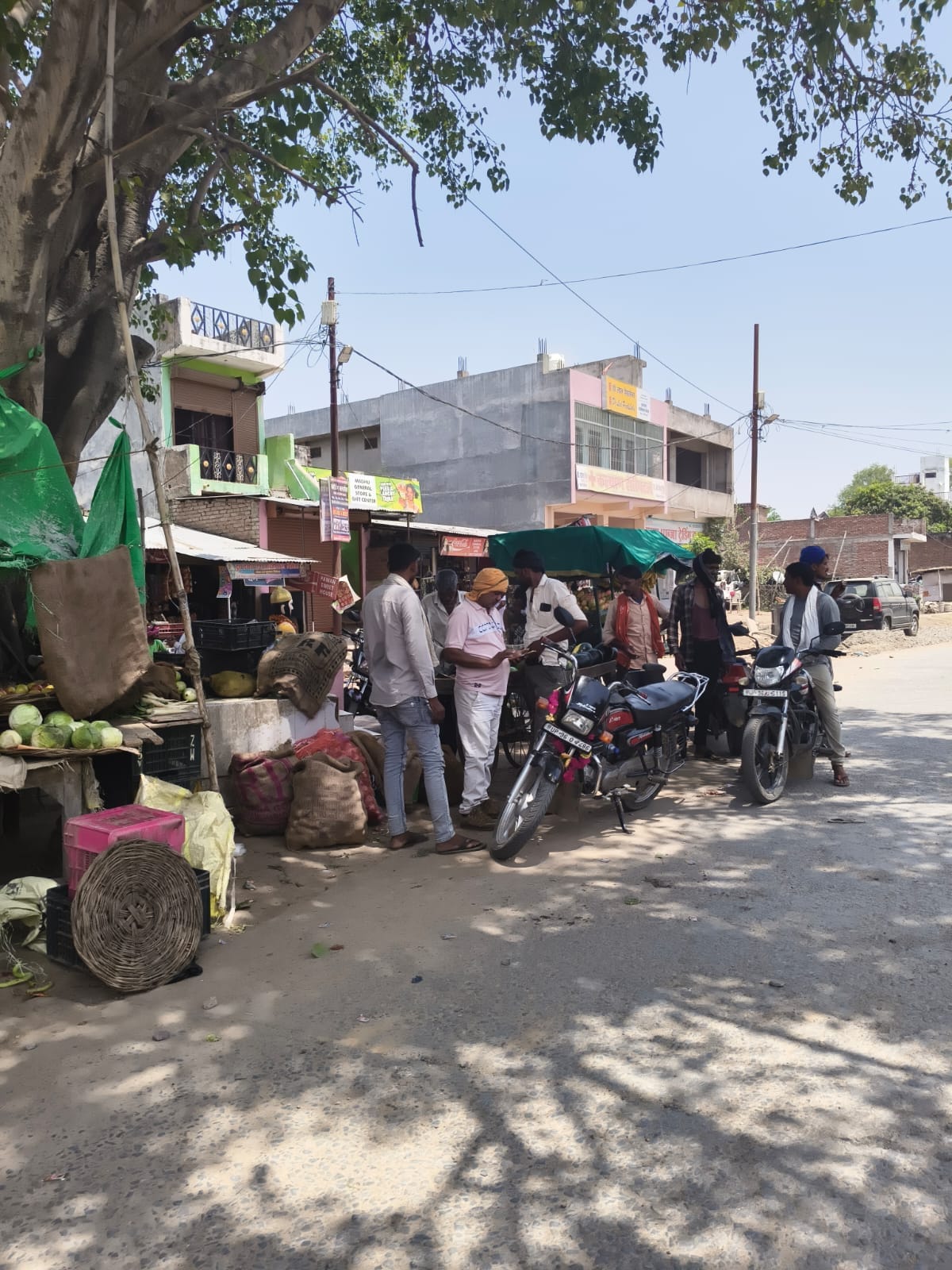 फोटो 29 सीकेटीपी-33-  सिर पर दुपट्टटा डालकर निकलती किशोरियां। संवाद