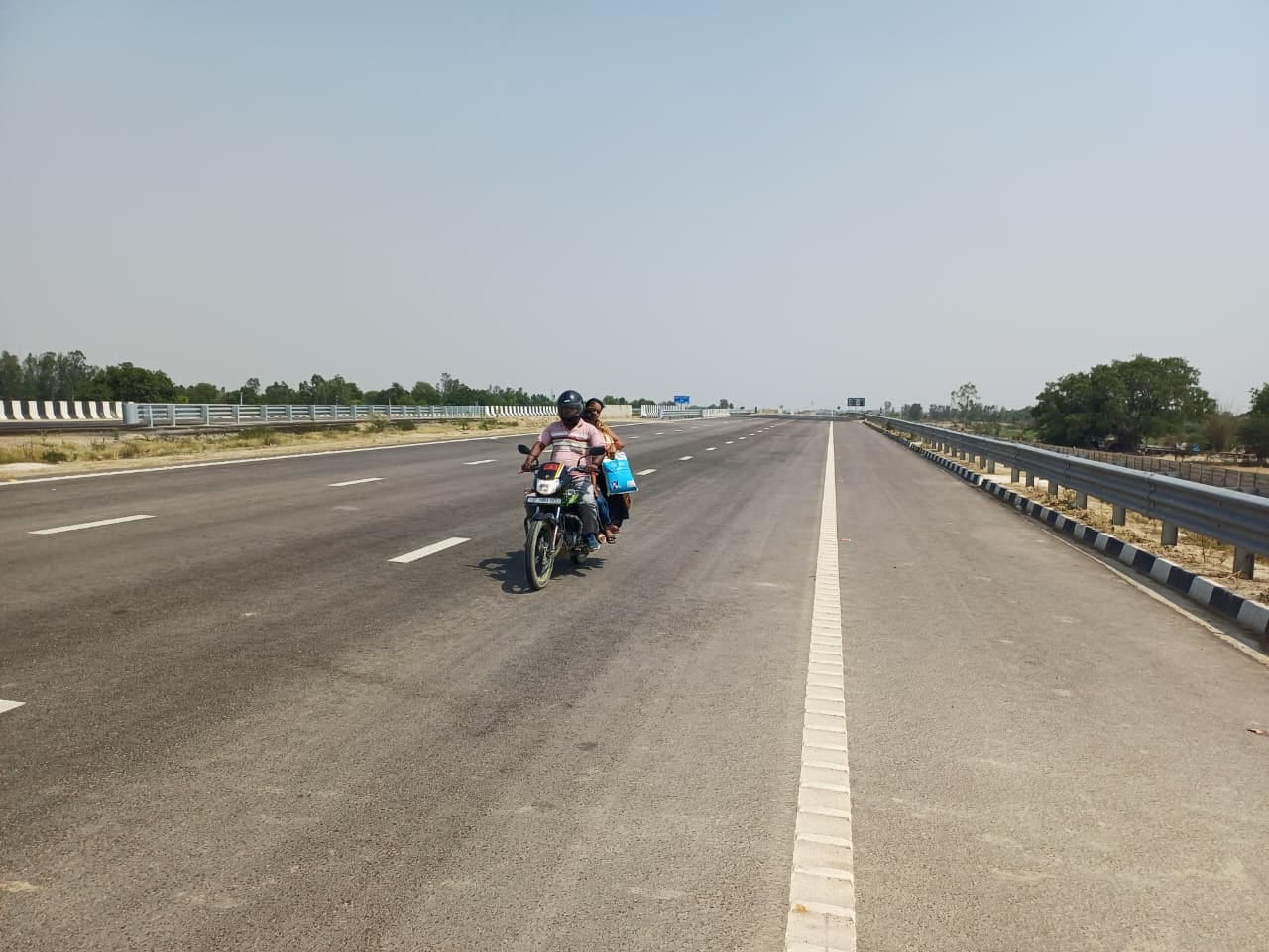 फोटो 40 : गंगा एक्सप्रेसवे पर गुजरता ट्रक। संवाद  