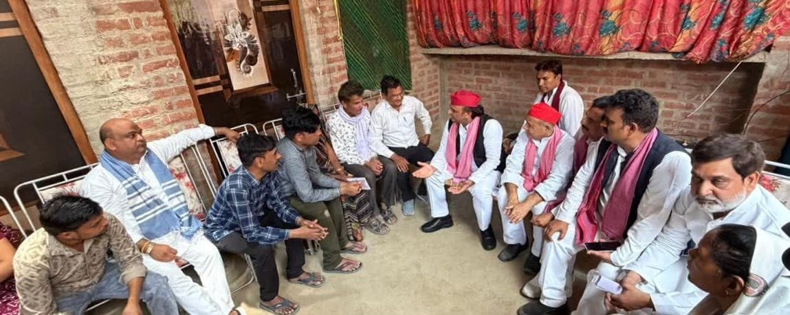 फोटो-44-अखिलेश यादव की मौजूदगी में शिल्पा कुशवाहा के परिजनों को चेक देतीं पूर्व सांसद ऊषा व