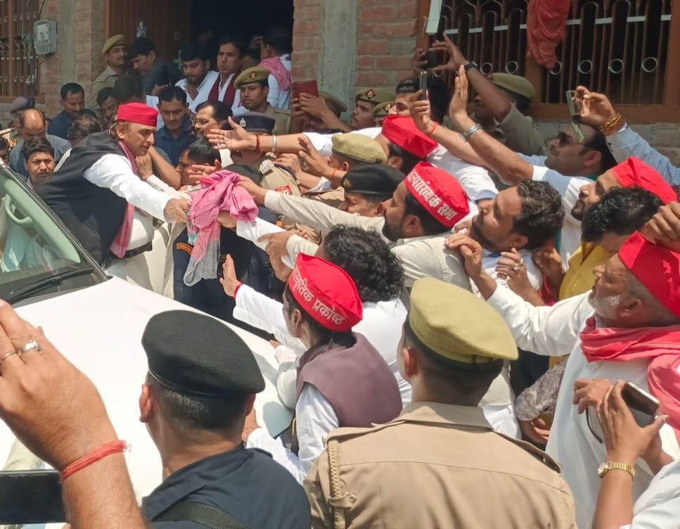 फोटो-44-अखिलेश यादव की मौजूदगी में शिल्पा कुशवाहा के परिजनों को चेक देतीं पूर्व सांसद ऊषा व