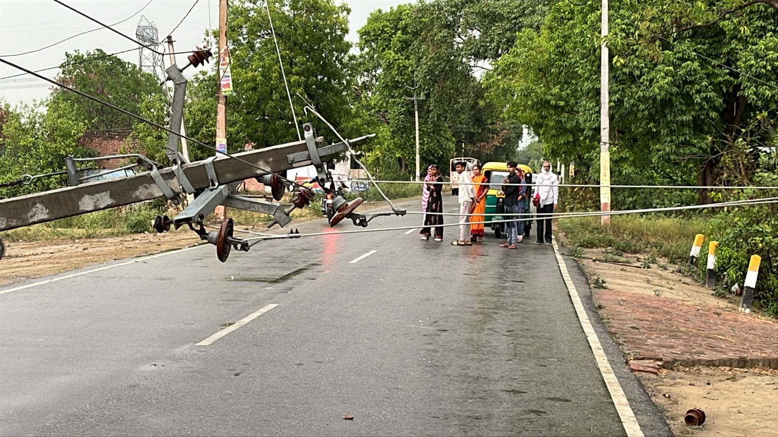 ग्रामीण इलाकों में टूटे खंभे और तार, बिजली गिरने से जला मीटर और घायल बच्ची। 