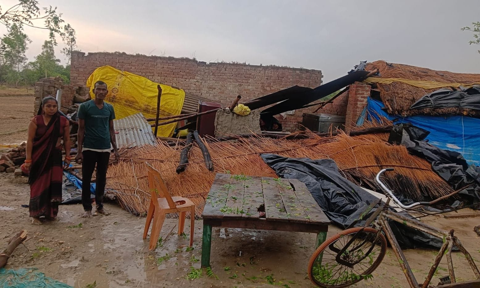 ग्रामीण इलाकों में टूटे खंभे और तार, बिजली गिरने से जला मीटर और घायल बच्ची। 