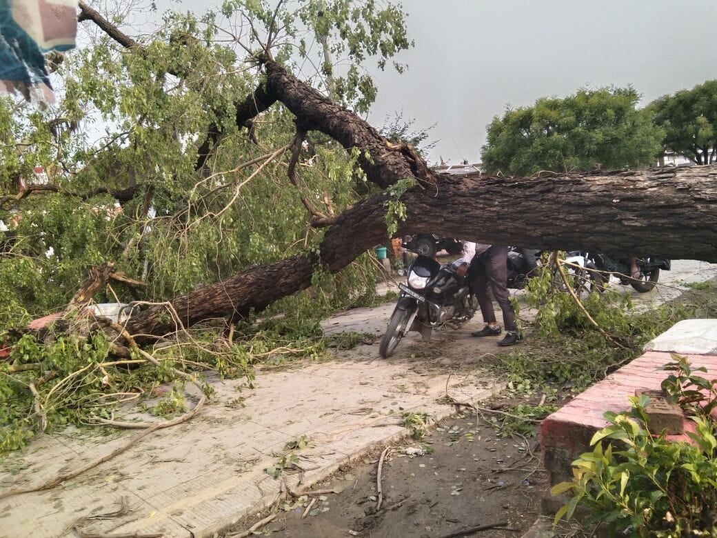 ग्रामीण इलाकों में टूटे खंभे और तार, बिजली गिरने से जला मीटर और घायल बच्ची। 