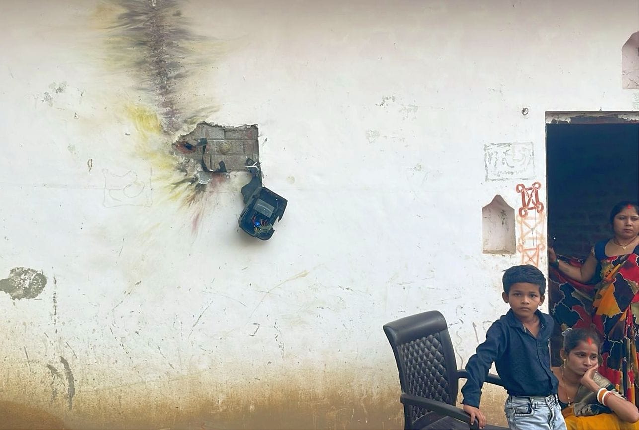 ग्रामीण इलाकों में टूटे खंभे और तार, बिजली गिरने से जला मीटर और घायल बच्ची। 