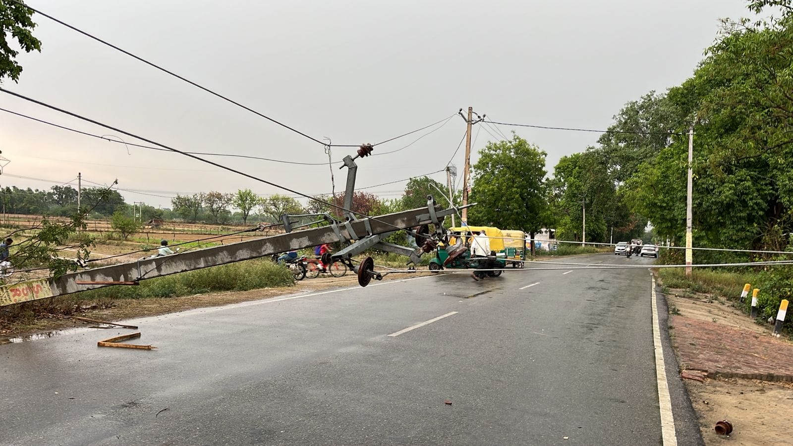 ग्रामीण इलाकों में टूटे खंभे और तार, बिजली गिरने से जला मीटर और घायल बच्ची। 