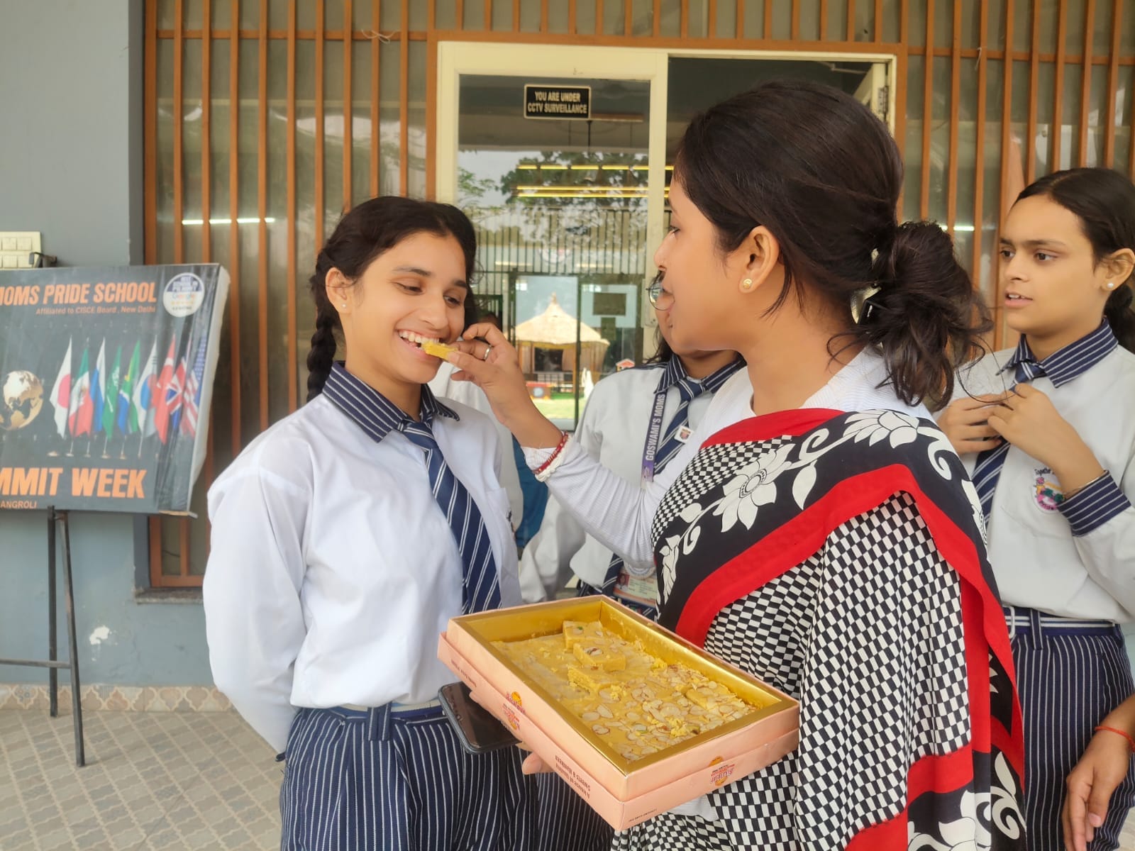 गोस्वामीज मॉम्स प्राइड स्कूल में आईसीएसई रिजल्ट जारी होने के बाद खुशी में झूमते मेधावी। संवाद
