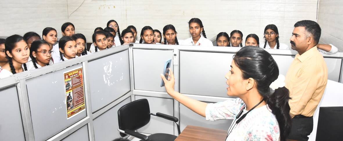हजरतगंज स्थित महिला थाने में जानकारी लेतीं छात्राएं।