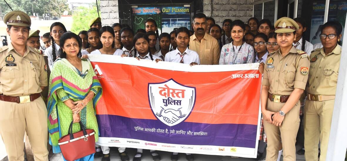 हजरतगंज स्थित महिला थाने में जानकारी लेतीं छात्राएं।