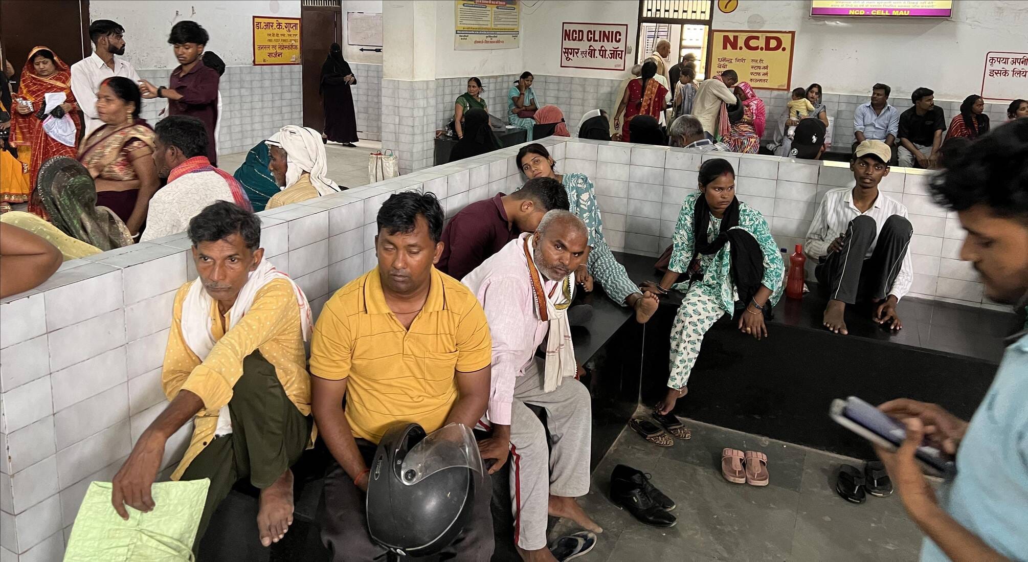 जिला अस्पताल में गर्मी के बीच ओपीडी एक कूलर के पास फर्श पर बैठे मरीज और उनके तीमारदार। संवाद जिला अस्पताल में गर्मी के बीच ओपीडी एक कूलर के पास फर्श पर बैठे मरीज और उनके तीमारदार। संवाद