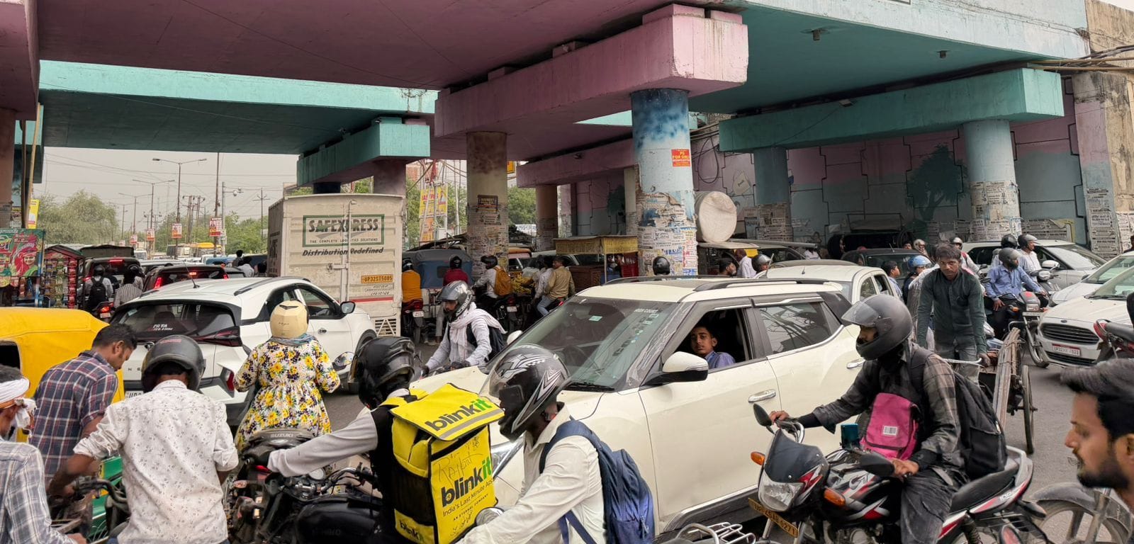 जाम में फंसे लोग।