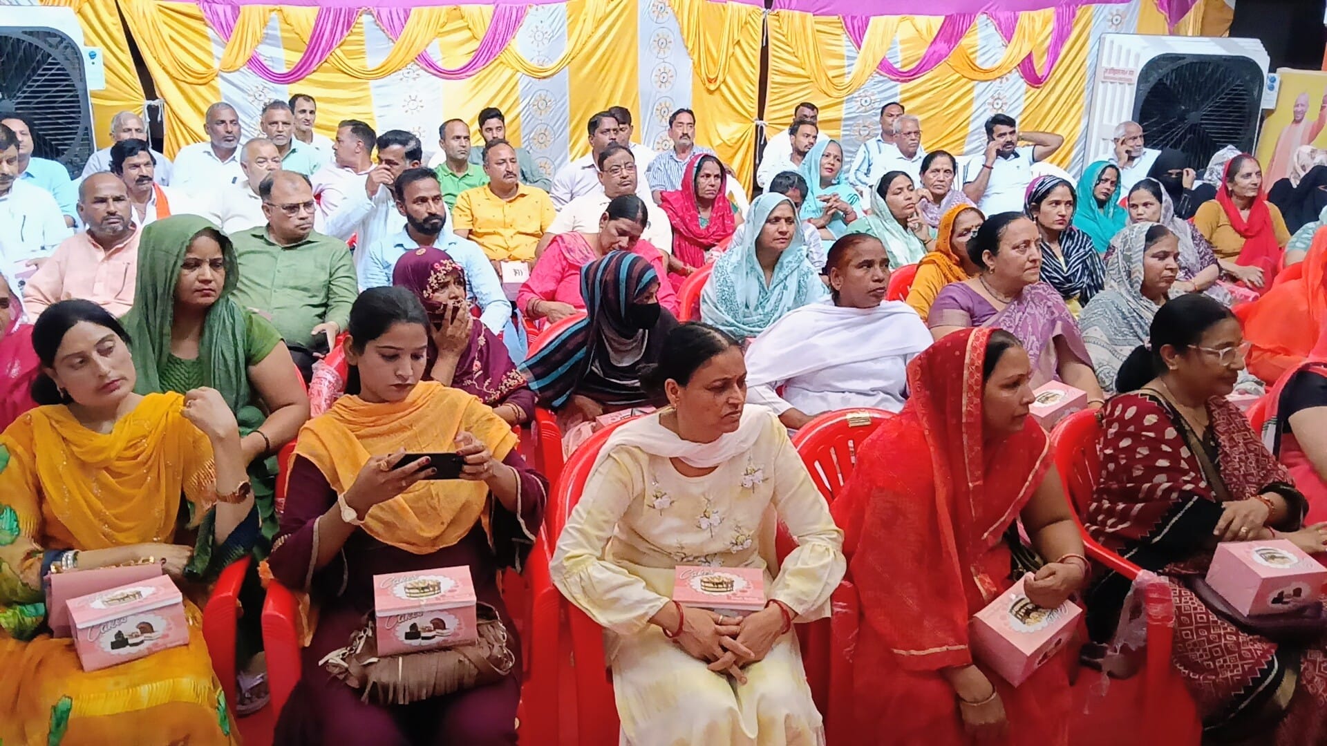 जन आक्रोश महिला सम्मेलन को संबोधित करते जिलाध्यक्ष। (मवाना)