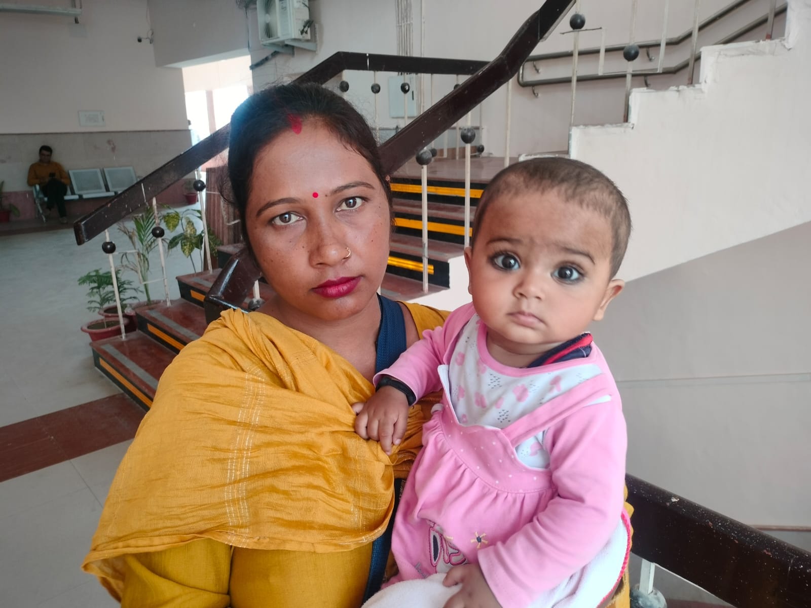 जनगणना ड्यूटी कटवाने पहुंचे एडीएम कार्यालय पहुंचे कर्मचारी।