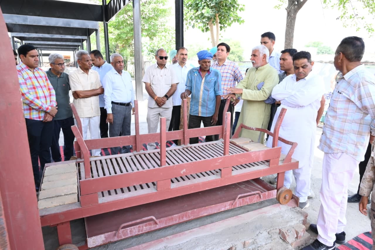 कुरुक्षेत्र। हरित शवदाह गृह का निरिक्षण करते हुए सेक्टर वासी। विज्ञप्ति