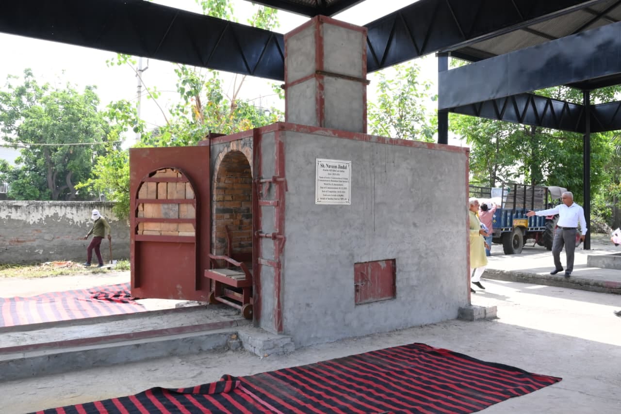 कुरुक्षेत्र। हरित शवदाह गृह का निरिक्षण करते हुए सेक्टर वासी। विज्ञप्ति