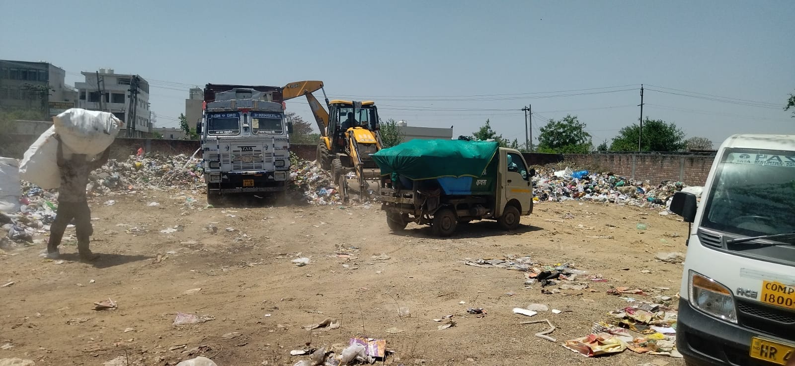 कुरुक्षेत्र। करनाल ले जाने के लिए डंपर में कचरा लोड करते हुए। संवाद