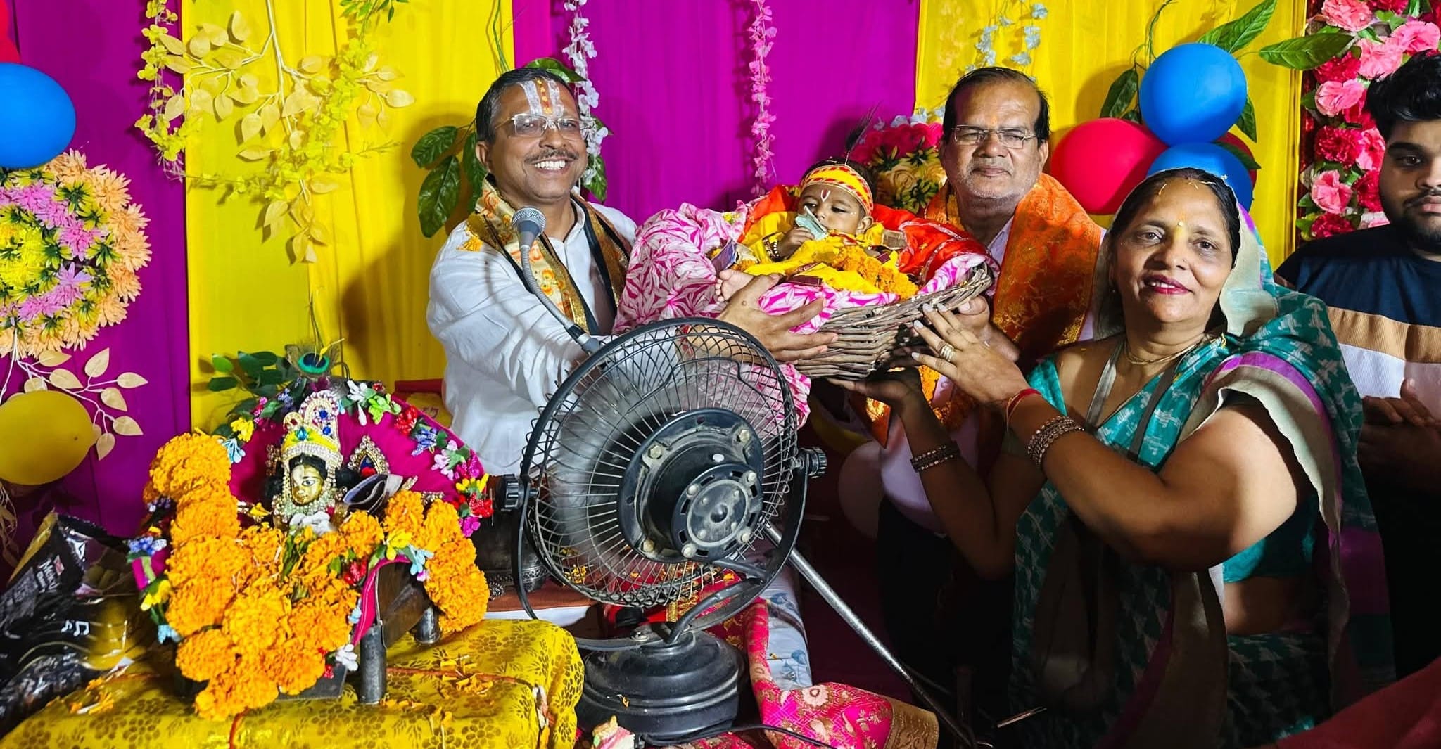 कुरुक्षेत्र। दयानंद कॉलोनी में कथा के दौरान आशीर्वाद लेने पहुंचे श्रद्धालु। स्वयं