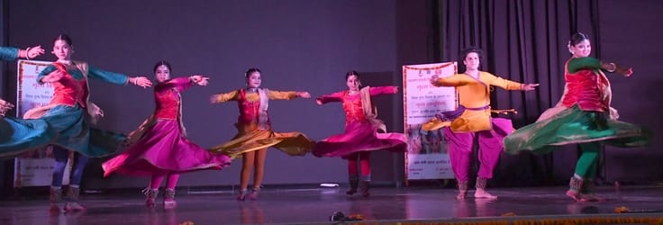 कार्यक्रम में प्रस्तुति देते भातखंडे के विद्यार्थी।