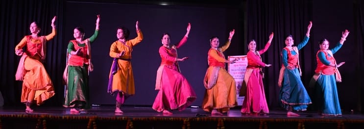 कार्यक्रम में प्रस्तुति देते भातखंडे के विद्यार्थी।