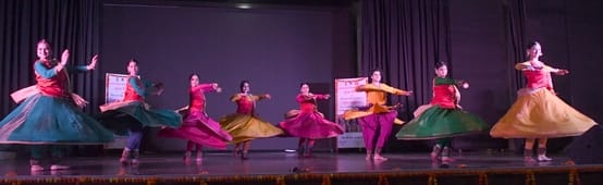 कार्यक्रम में प्रस्तुति देते भातखंडे के विद्यार्थी।