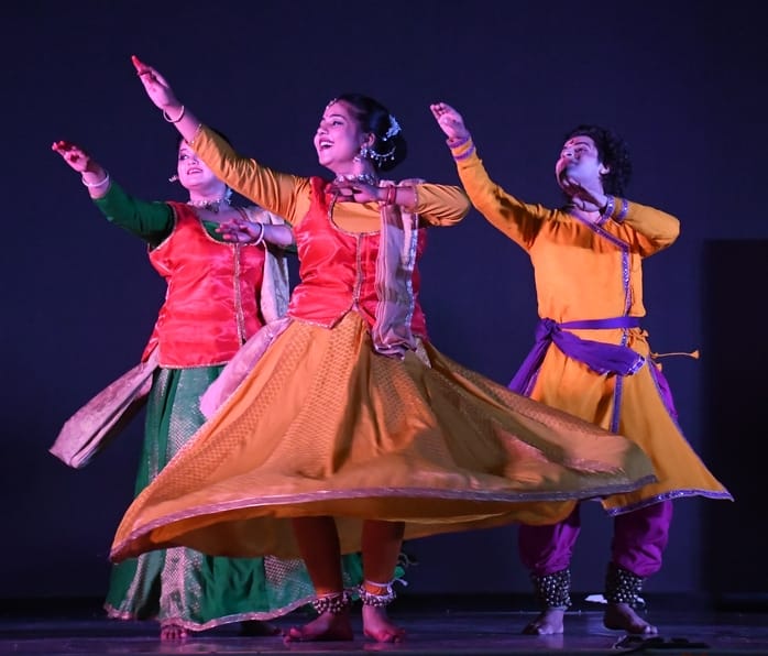 कार्यक्रम में प्रस्तुति देते भातखंडे के विद्यार्थी।