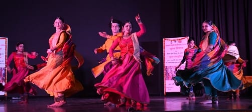 कार्यक्रम में प्रस्तुति देते भातखंडे के विद्यार्थी।